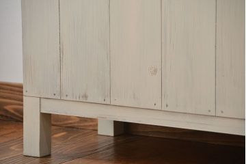 アンティーク家具　アンティークペイント　気泡ガラス入り!脚付きキャビネット