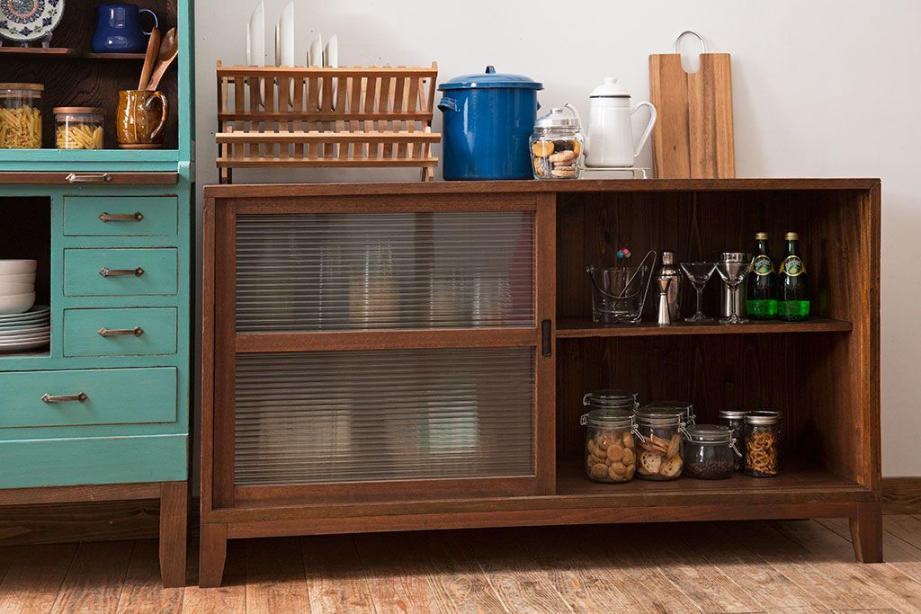 アンティーク家具　アンティーク　モールガラス入り!古い木製の脚付き引き戸収納棚