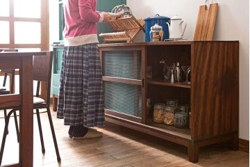 アンティーク家具　アンティーク　モールガラス入り!古い木製の脚付き引き戸収納棚