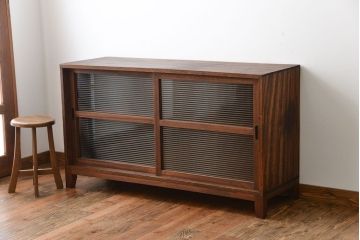 アンティーク家具　アンティーク　モールガラス入り!古い木製の脚付き引き戸収納棚