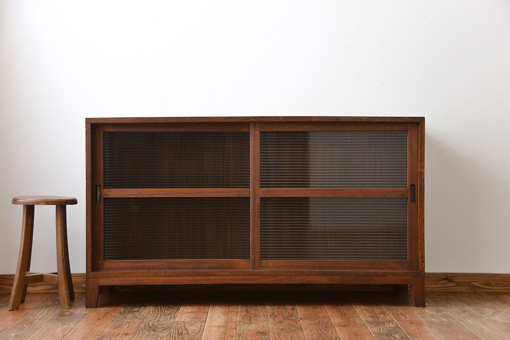 アンティーク家具　アンティーク　モールガラス入り!古い木製の脚付き引き戸収納棚