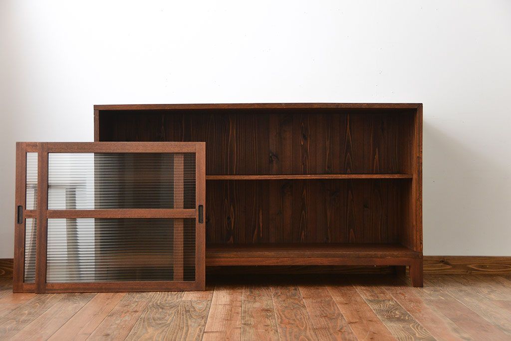 アンティーク家具　アンティーク　モールガラス入り!古い木製の脚付き引き戸収納棚