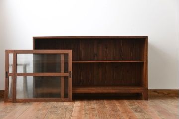 アンティーク家具　アンティーク　モールガラス入り!古い木製の脚付き引き戸収納棚