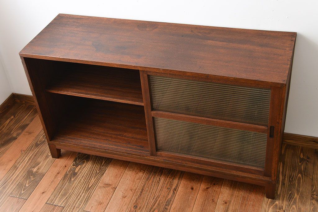 アンティーク家具　アンティーク　モールガラス入り!古い木製の脚付き引き戸収納棚