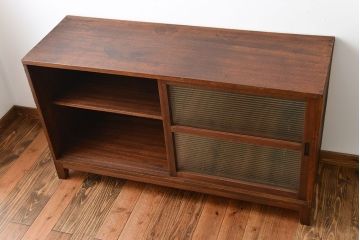 アンティーク家具　アンティーク　モールガラス入り!古い木製の脚付き引き戸収納棚