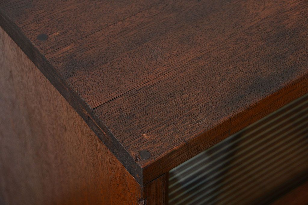 アンティーク家具　アンティーク　モールガラス入り!古い木製の脚付き引き戸収納棚