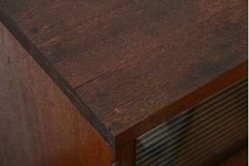 アンティーク家具　アンティーク　モールガラス入り!古い木製の脚付き引き戸収納棚