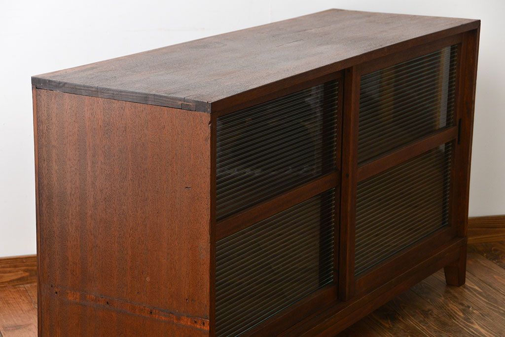 アンティーク家具　アンティーク　モールガラス入り!古い木製の脚付き引き戸収納棚