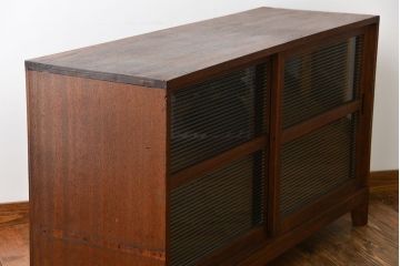 アンティーク家具　アンティーク　モールガラス入り!古い木製の脚付き引き戸収納棚