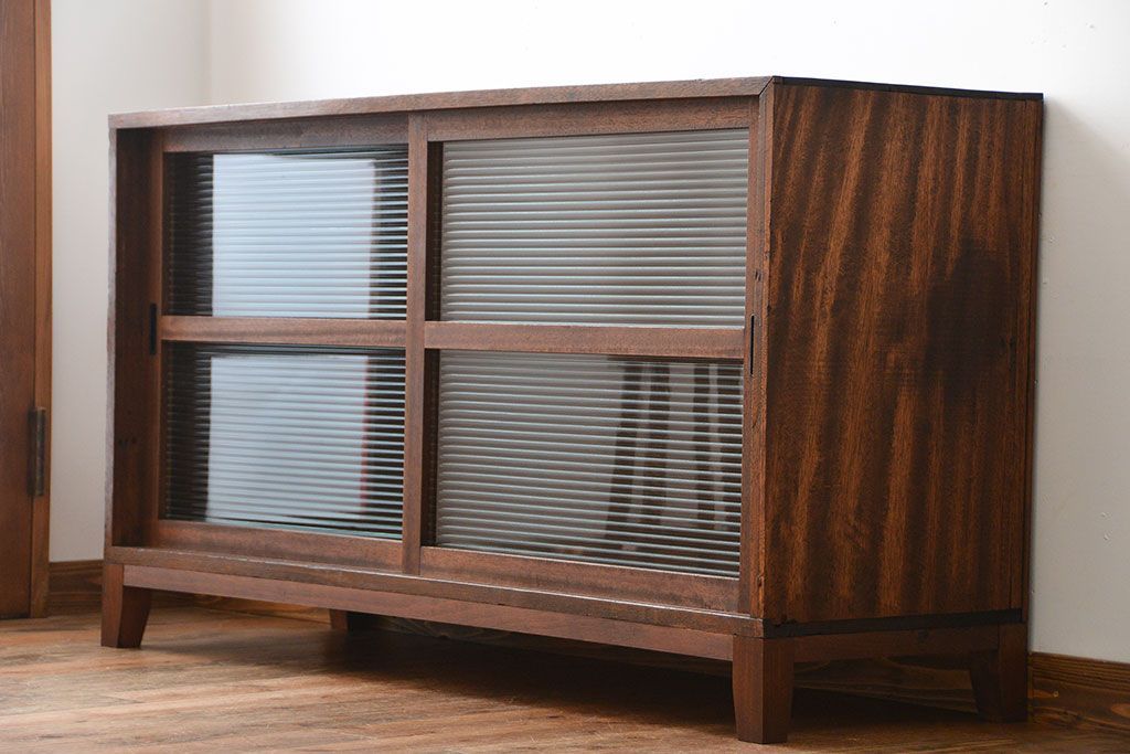 アンティーク家具　アンティーク　モールガラス入り!古い木製の脚付き引き戸収納棚