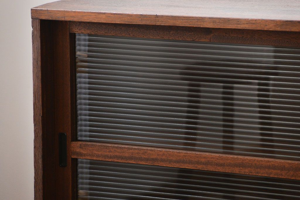 アンティーク家具　アンティーク　モールガラス入り!古い木製の脚付き引き戸収納棚