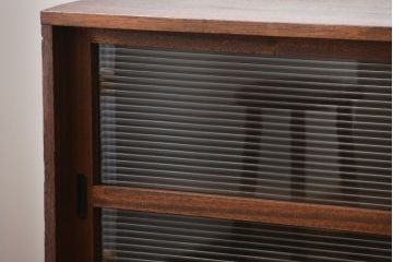 アンティーク家具　アンティーク　モールガラス入り!古い木製の脚付き引き戸収納棚