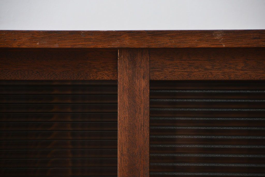 アンティーク家具　アンティーク　モールガラス入り!古い木製の脚付き引き戸収納棚