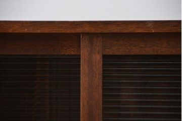 アンティーク家具　アンティーク　モールガラス入り!古い木製の脚付き引き戸収納棚