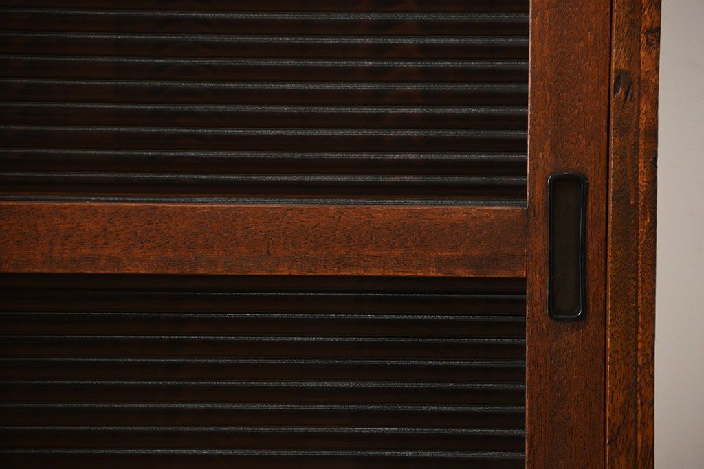 アンティーク家具　アンティーク　モールガラス入り!古い木製の脚付き引き戸収納棚