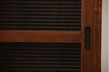 アンティーク家具　アンティーク　モールガラス入り!古い木製の脚付き引き戸収納棚