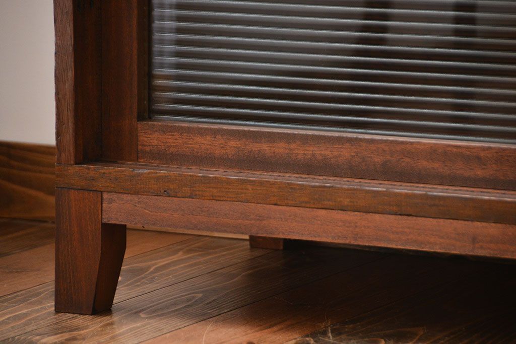 アンティーク家具　アンティーク　モールガラス入り!古い木製の脚付き引き戸収納棚