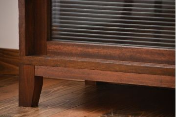 アンティーク家具　アンティーク　モールガラス入り!古い木製の脚付き引き戸収納棚