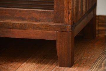 アンティーク家具　アンティーク　モールガラス入り!古い木製の脚付き引き戸収納棚