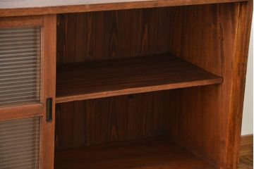 アンティーク家具　アンティーク　モールガラス入り!古い木製の脚付き引き戸収納棚