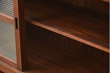 アンティーク家具　アンティーク　モールガラス入り!古い木製の脚付き引き戸収納棚