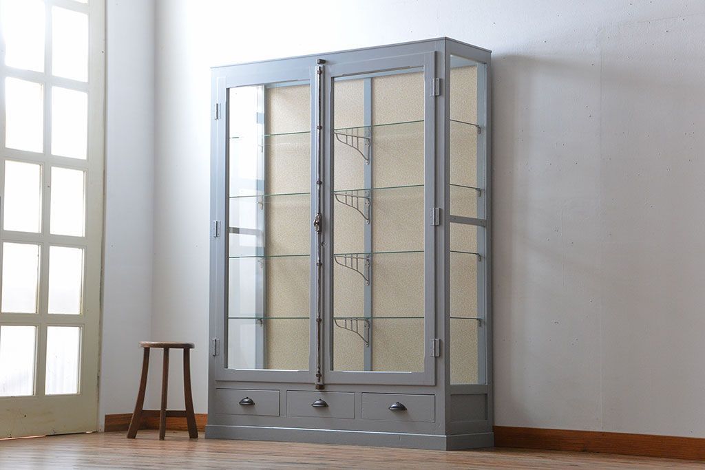 アンティーク家具　アンティーク　おしゃれな壁紙付きペイントガラスケース(ショーケース)