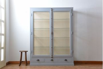 アンティーク家具　アンティーク　おしゃれな壁紙付きペイントガラスケース(ショーケース)