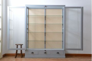 アンティーク家具　アンティーク　おしゃれな壁紙付きペイントガラスケース(ショーケース)