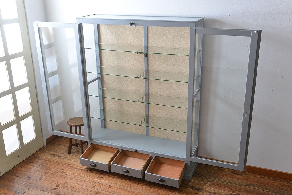 アンティーク家具　アンティーク　おしゃれな壁紙付きペイントガラスケース(ショーケース)