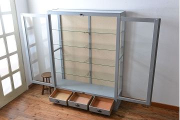 アンティーク家具　アンティーク　おしゃれな壁紙付きペイントガラスケース(ショーケース)