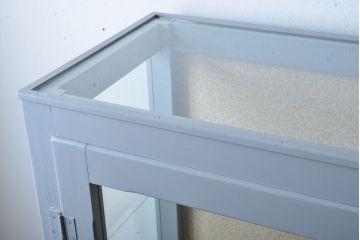 アンティーク家具　アンティーク　おしゃれな壁紙付きペイントガラスケース(ショーケース)