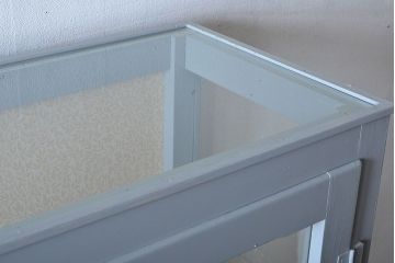 アンティーク家具　アンティーク　おしゃれな壁紙付きペイントガラスケース(ショーケース)