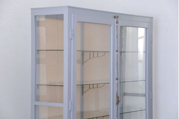 アンティーク家具　アンティーク　おしゃれな壁紙付きペイントガラスケース(ショーケース)