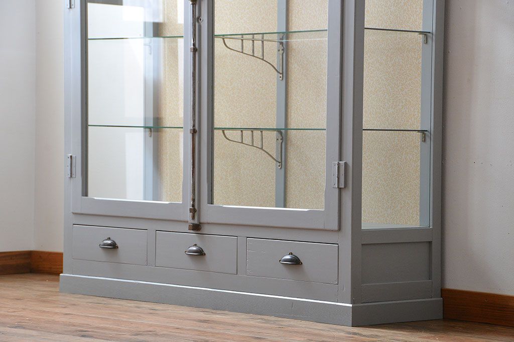 アンティーク家具　アンティーク　おしゃれな壁紙付きペイントガラスケース(ショーケース)