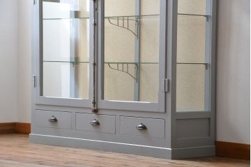 アンティーク家具　アンティーク　おしゃれな壁紙付きペイントガラスケース(ショーケース)