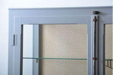 アンティーク家具　アンティーク　おしゃれな壁紙付きペイントガラスケース(ショーケース)