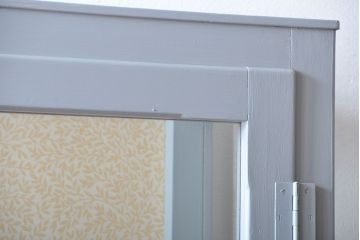 アンティーク家具　アンティーク　おしゃれな壁紙付きペイントガラスケース(ショーケース)