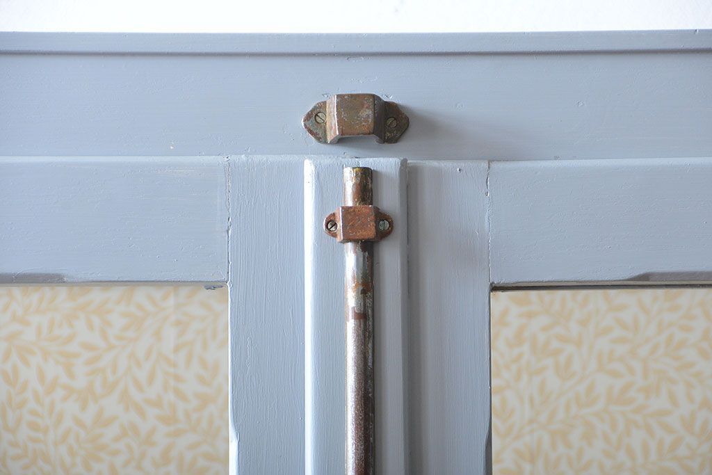 アンティーク家具　アンティーク　おしゃれな壁紙付きペイントガラスケース(ショーケース)