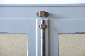 アンティーク家具　アンティーク　おしゃれな壁紙付きペイントガラスケース(ショーケース)