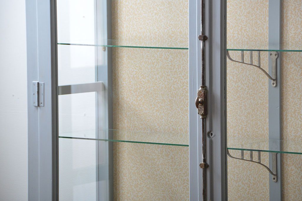 アンティーク家具　アンティーク　おしゃれな壁紙付きペイントガラスケース(ショーケース)