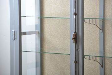 アンティーク家具　アンティーク　おしゃれな壁紙付きペイントガラスケース(ショーケース)