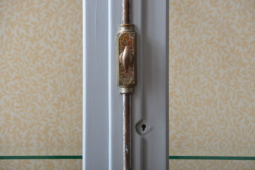 アンティーク家具　アンティーク　おしゃれな壁紙付きペイントガラスケース(ショーケース)