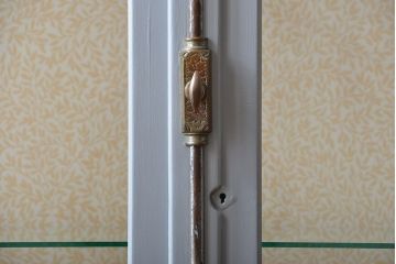 アンティーク家具　アンティーク　おしゃれな壁紙付きペイントガラスケース(ショーケース)