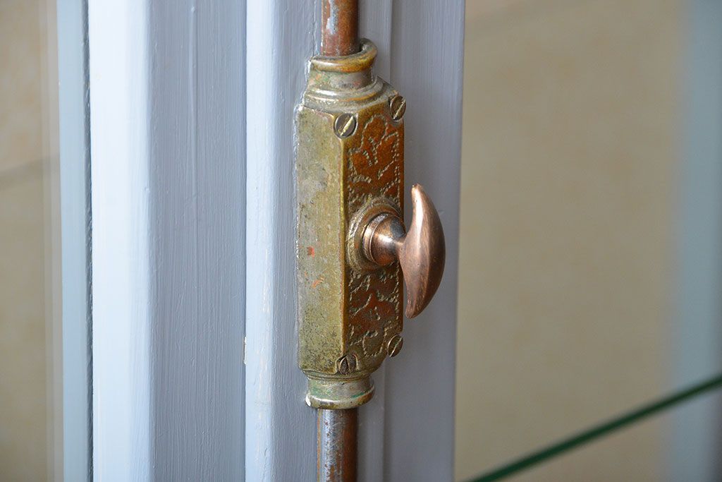 アンティーク家具　アンティーク　おしゃれな壁紙付きペイントガラスケース(ショーケース)