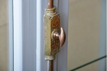 アンティーク家具　アンティーク　おしゃれな壁紙付きペイントガラスケース(ショーケース)