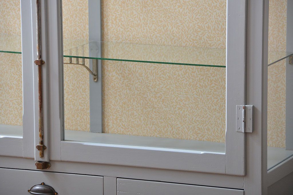 アンティーク家具　アンティーク　おしゃれな壁紙付きペイントガラスケース(ショーケース)