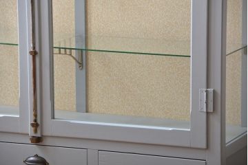 アンティーク家具　アンティーク　おしゃれな壁紙付きペイントガラスケース(ショーケース)