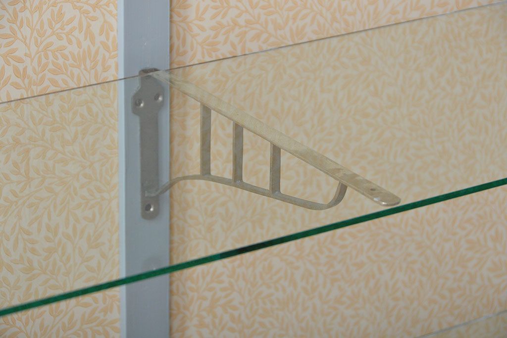 アンティーク家具　アンティーク　おしゃれな壁紙付きペイントガラスケース(ショーケース)
