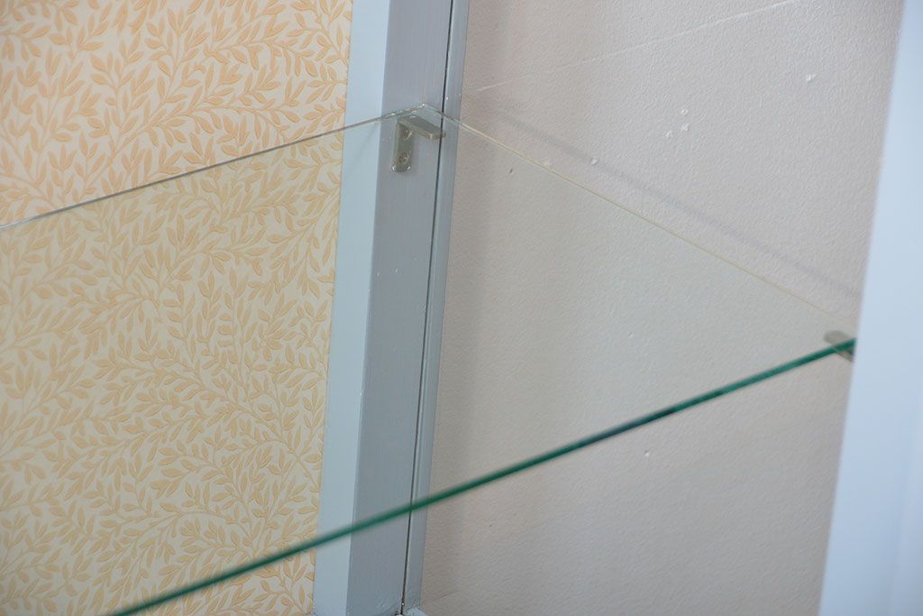 アンティーク家具　アンティーク　おしゃれな壁紙付きペイントガラスケース(ショーケース)