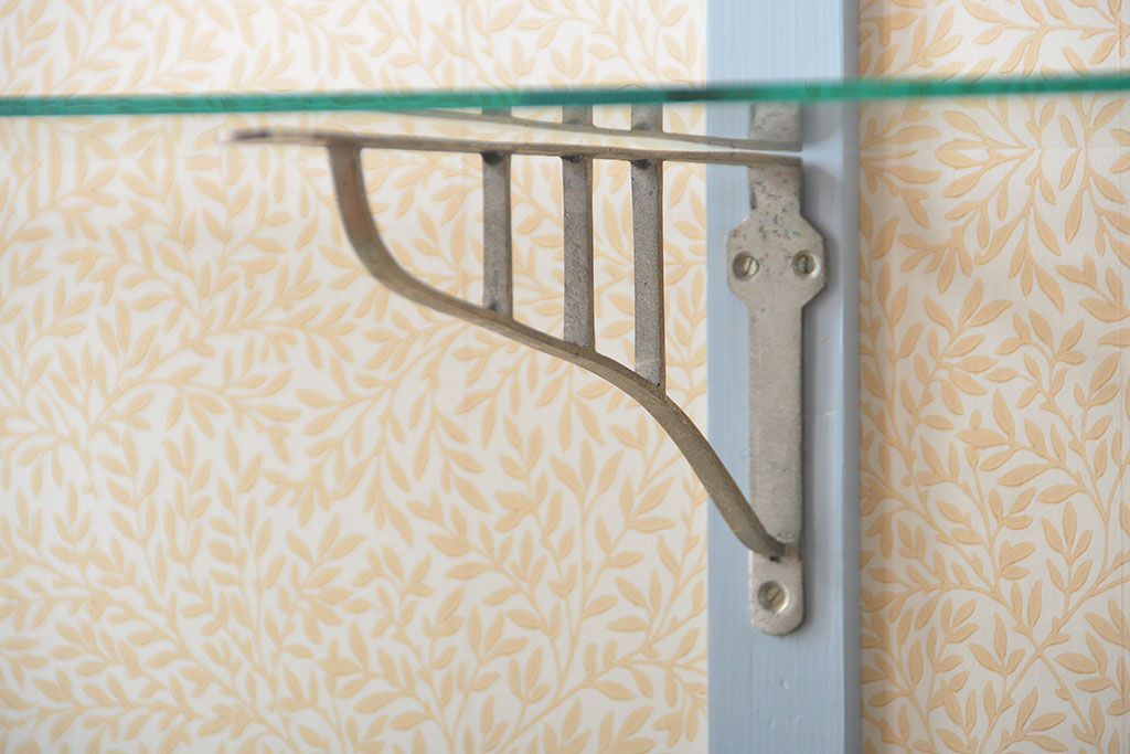 アンティーク家具　アンティーク　おしゃれな壁紙付きペイントガラスケース(ショーケース)